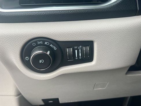 Used 2023 Chrysler Pacifica Limited FWD image 18