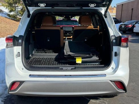 Used 2024 Toyota Highlander Platinum image 9