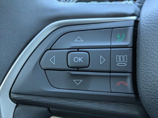 Used 2025 Jeep Grand Cherokee Laredo RWD image 25