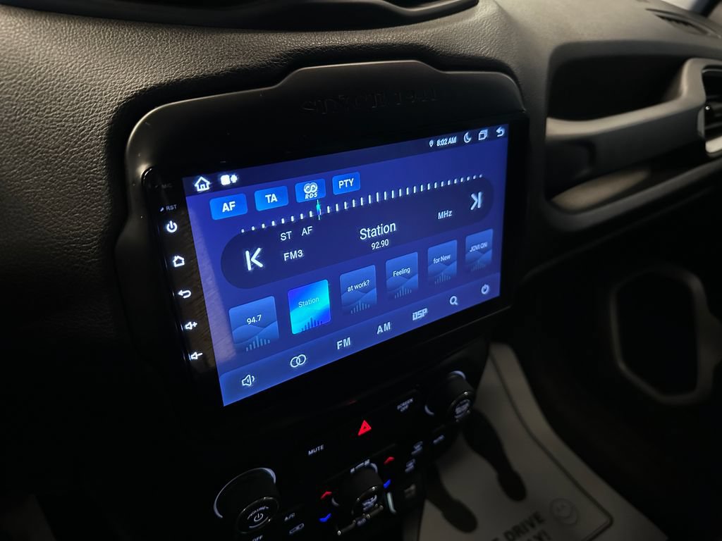 Used 2018 Jeep Renegade Latitude AWD/4WD image 13