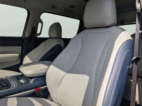 Used 2026 Kia Carnival SX w/ SX Dark Edition Package image 12