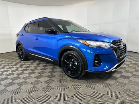 Used 2022 Nissan Kicks SR w/ Premium Package image 2