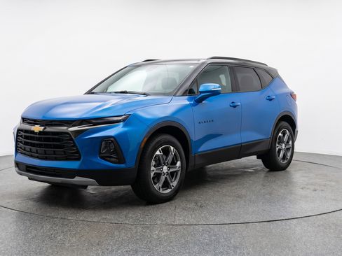 Used 2025 Chevrolet Blazer LT FWD image 3