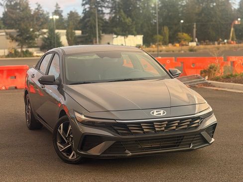 Used 2025 Hyundai Elantra Sport FWD image 4