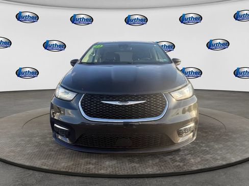 Used 2023 Chrysler Pacifica Touring-L FWD image 10