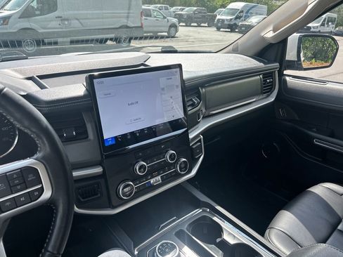 Used 2024 Ford Expedition Max XLT image 12