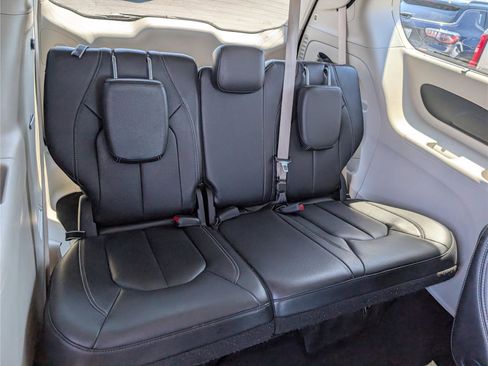 Used 2022 Chrysler Pacifica Touring-L image 12