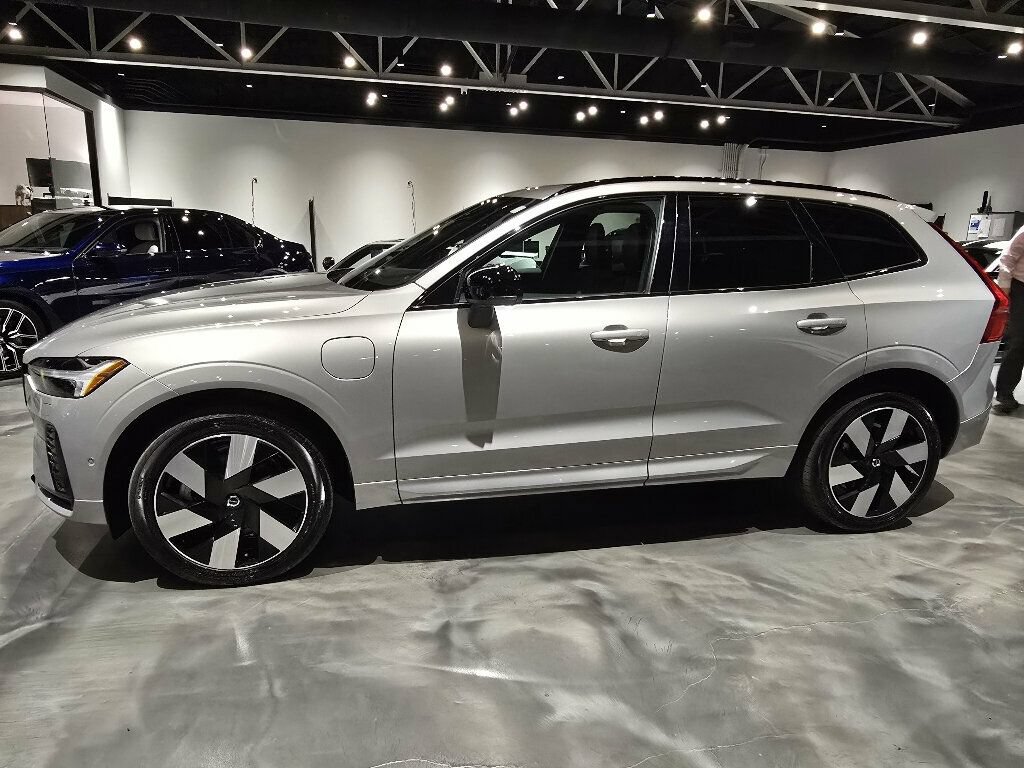 Used 2024 Volvo XC60 T8 Plus w/ Climate Package AWD/4WD image 8