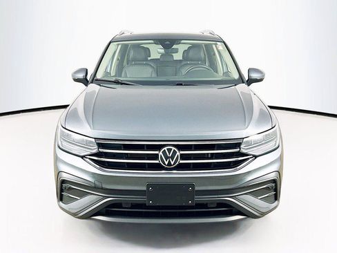 Certified 2024 Volkswagen Tiguan SE w/ Panoramic Sunroof Package AWD/4WD image 2