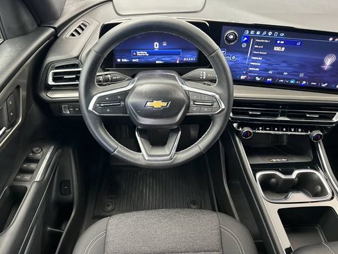 Used 2025 Chevrolet Traverse LT w/ Driver Confidence Package AWD/4WD image 13