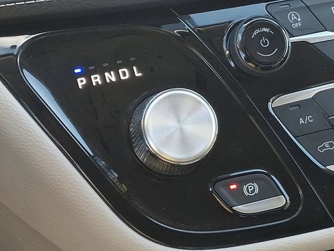 Used 2023 Chrysler Pacifica Touring-L image 15