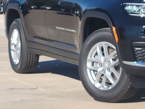 New 2025 Jeep Grand Cherokee L Laredo image 10