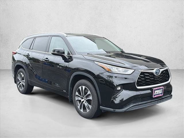 Used 2020 Toyota Highlander XLE AWD/4WD image 3