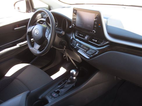 Used 2021 Toyota C-HR LE FWD image 9