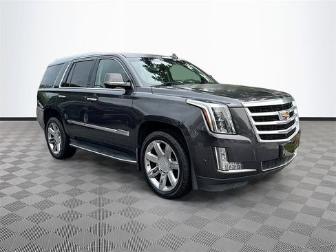 Used 2018 Cadillac Escalade Premium Luxury image 4