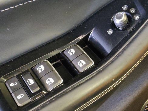 Used 2022 Jeep Grand Cherokee Overland w/ Luxury Tech Group IV AWD/4WD image 27