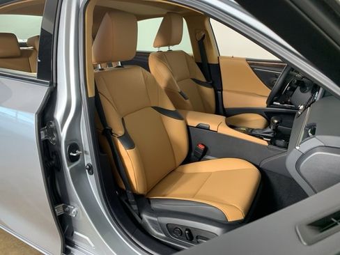 Used 2025 Lexus ES 300h w/ Premium Package image 40