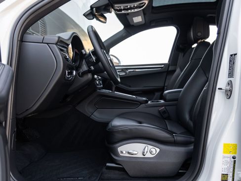 Certified 2026 Porsche Macan AWD/4WD image 23