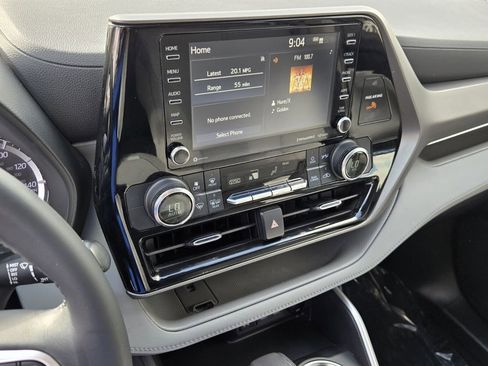 Used 2022 Toyota Highlander LE image 23