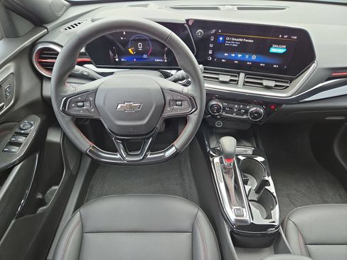 Used 2025 Chevrolet Trax RS w/ Sunroof Package FWD image 14