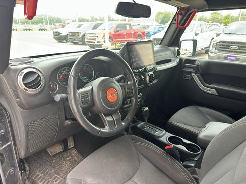 Used 2016 Jeep Wrangler Unlimited Sahara w/ Connectivity Group AWD/4WD image 2