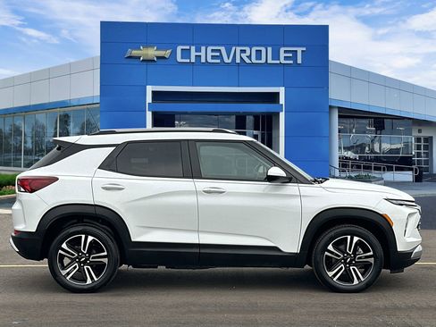 Certified 2024 Chevrolet TrailBlazer LT w/ LT Cold Weather Package FWD image 2