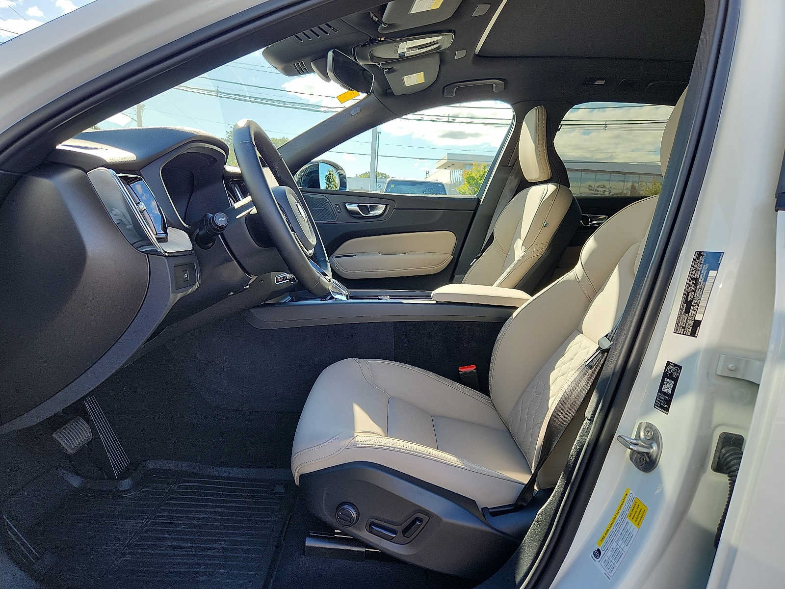 Used 2027 Volvo XC60 B5 Plus AWD/4WD image 13