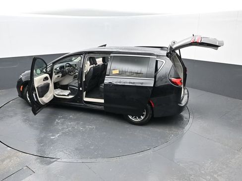 Used 2024 Chrysler Pacifica Touring-L image 28