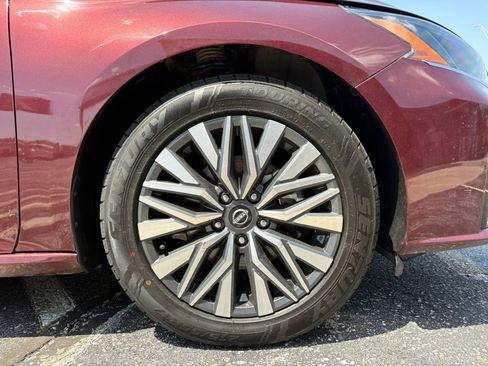 Used 2024 Nissan Altima 2.5 SV FWD image 24