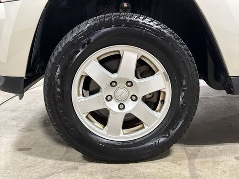 Used 2010 Jeep Grand Cherokee Laredo AWD/4WD image 24