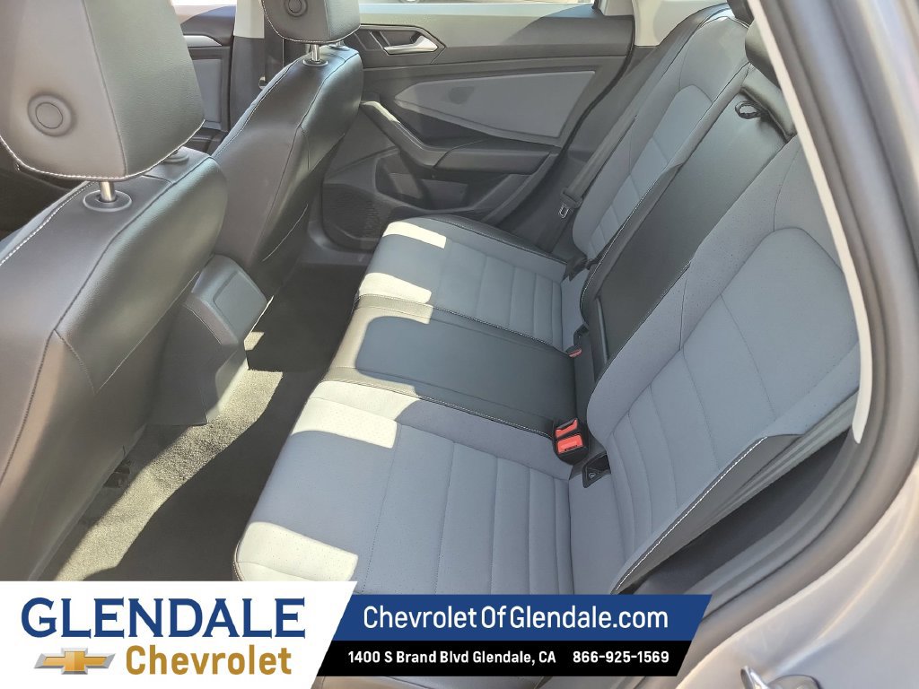 Used 2025 Volkswagen Jetta SE FWD image 13