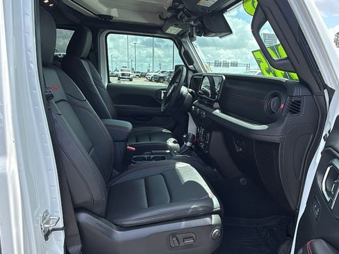 Certified 2025 Jeep Wrangler Unlimited Rubicon w/ Convenience Group AWD/4WD image 26