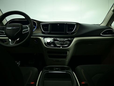 Used 2018 Chrysler Pacifica Touring Plus image 5