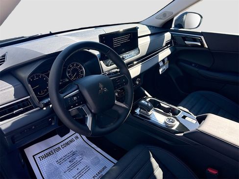 New 2026 Mitsubishi Outlander SE image 9