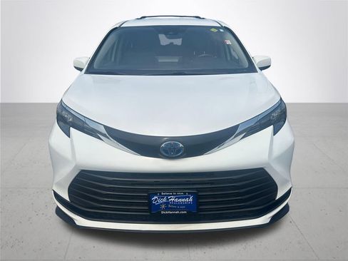 Used 2024 Toyota Sienna LE AWD/4WD image 3