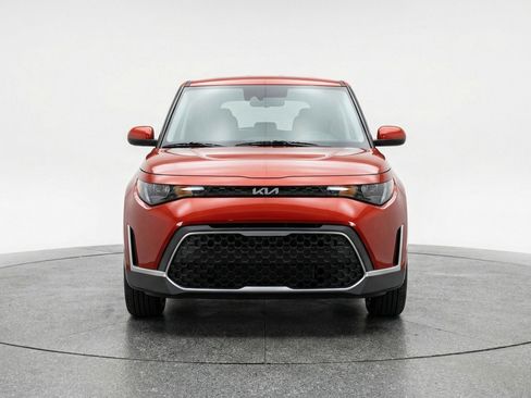Used 2025 Kia Soul LX w/ LX Technology Package image 2