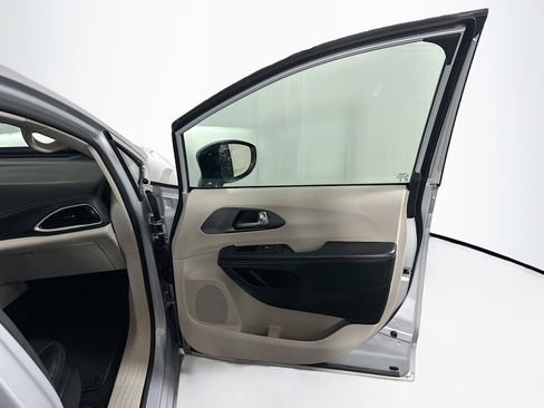 Used 2024 Chrysler Pacifica Touring-L image 35