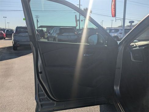 Used 2023 Nissan Rogue SV image 11