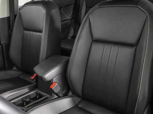 Used 2023 Volkswagen Tiguan SE w/ Panoramic Sunroof Package image 25