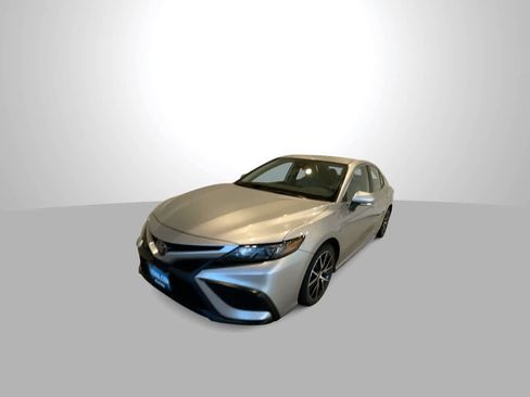 Used 2022 Toyota Camry SE image 4