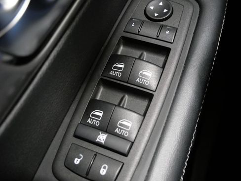 Used 2025 Chrysler Pacifica Select FWD image 13