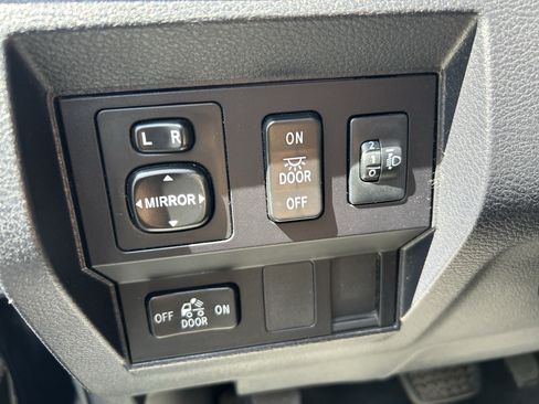 Used 2017 Toyota Tundra SR5 w/ SR5 Upgrade Package AWD/4WD image 16