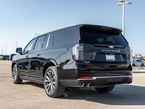 Used 2025 Chevrolet Suburban High Country AWD/4WD image 5