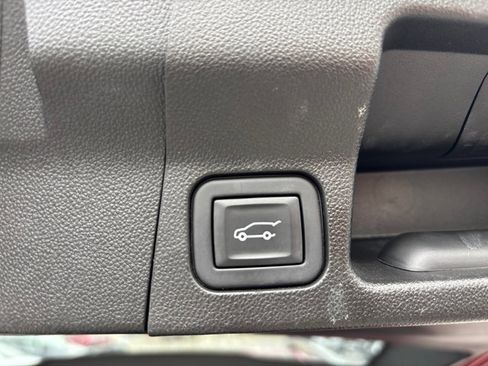 Used 2023 GMC Acadia SLT w/ Elevation Edition AWD/4WD image 9
