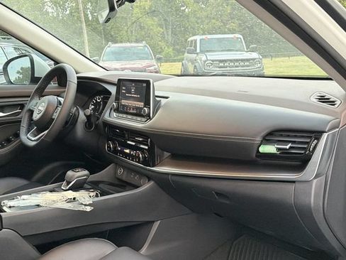 Used 2023 Nissan Rogue SV w/ SV Premium Package FWD image 19