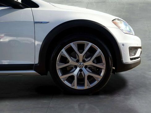 Used 2017 Volkswagen Golf Alltrack SEL image 9