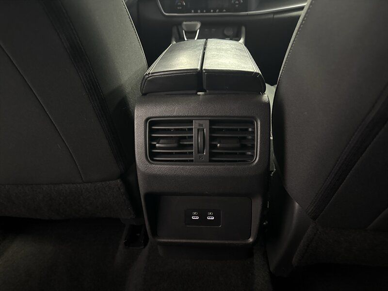 Used 2024 Nissan Rogue SV FWD image 31