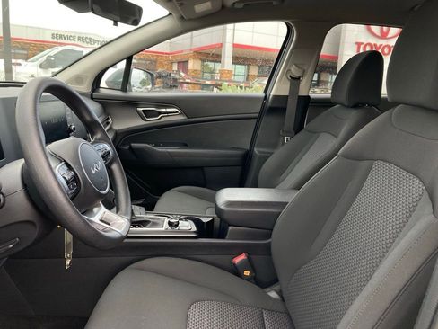 Used 2025 Kia Sportage LX image 9