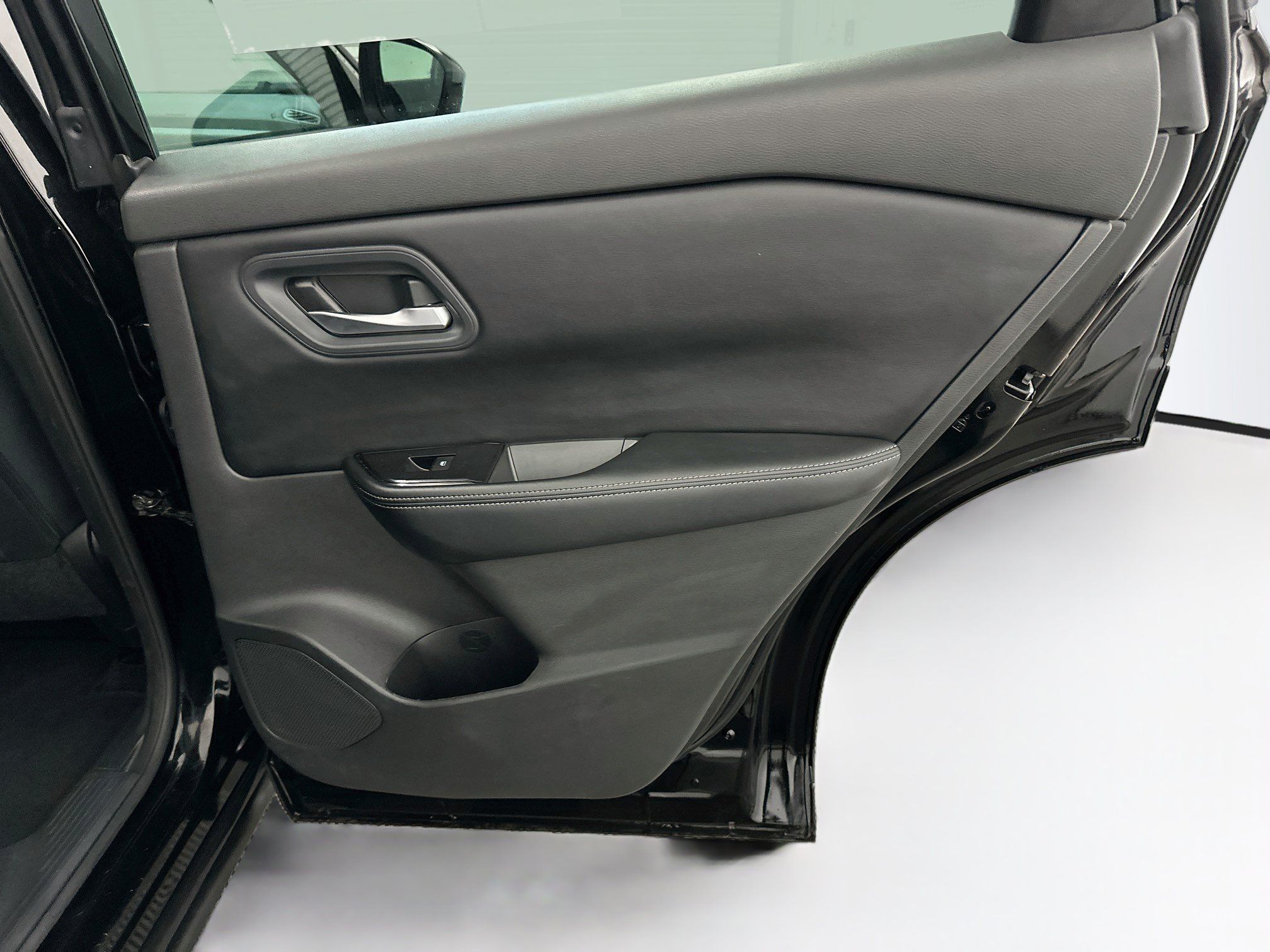 Used 2025 Nissan Rogue SV AWD/4WD image 31