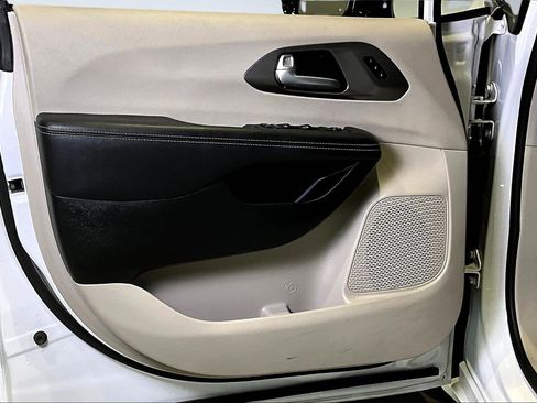 Used 2024 Chrysler Pacifica Touring-L image 20